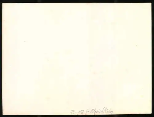 Fotografie unbekannter Fotograf und Ort, Feldgeistlicher mit Nonne im Schützengraben am Unterstand