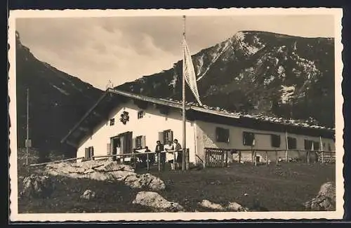 AK Trostberger-Hütte am Sonntagshorn, Leute auf der Terrasse