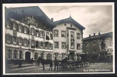 AK Bad Tölz, Marktstrasse mit Gasthaus und Denkmal