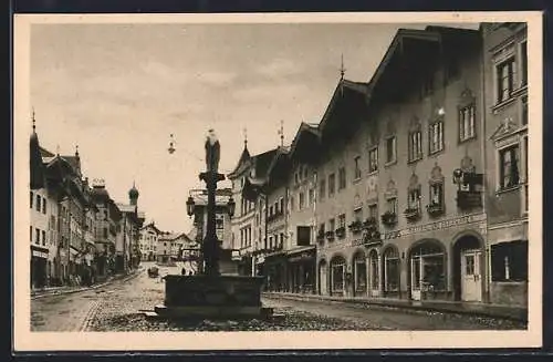 AK Bad Tölz, Marktstrasse mit Geschäften und Brunnen