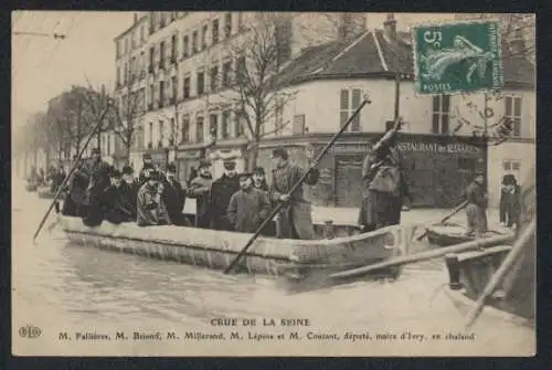 AK Ivry, Crue de la Seine, personnalités en chaland devant un restaurant inondé