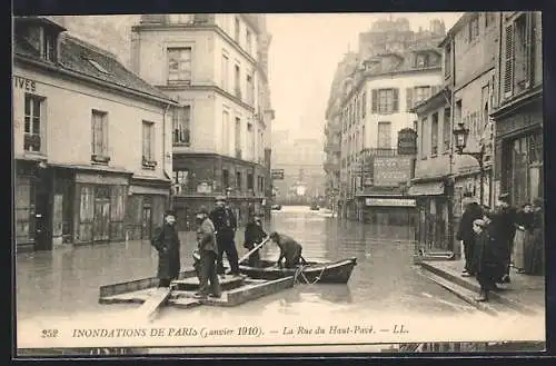 AK Paris, Inondations de 1910, La Rue du Haut-Pavé avec barques et passants