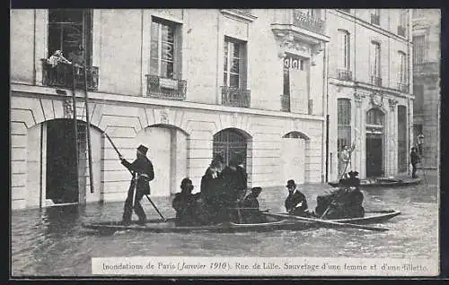 AK Paris, Inondations de janvier 1910, Rue de Lille, Sauvetage d`une femme et d`une fillette