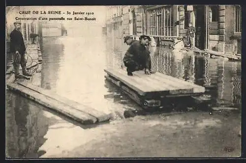 AK Paris, Construction d`une passerelle rue Saint-Benoît lors de la crue de la Seine, 30 janvier 1910