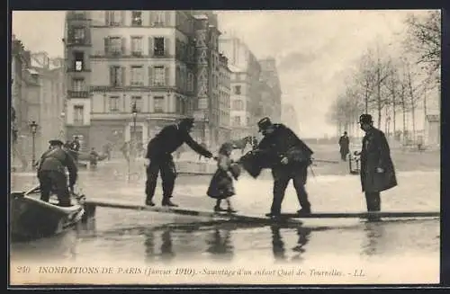AK Paris, Sauvetage d`un enfant Quai des Tournelles lors des inondations de janvier 1910