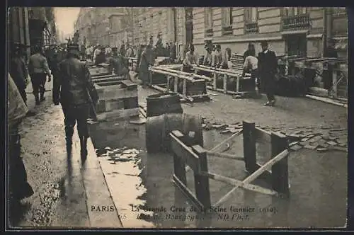 AK Paris, La Grande Crue de la Seine 1910, Rue de Bourgogne inondée et barricades de fortune