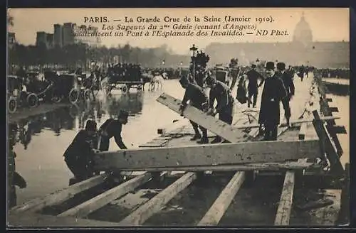 AK Paris, La Grande Crue de la Seine (Janvier 1910), construction d`un pont à l`Esplanade des Invalides