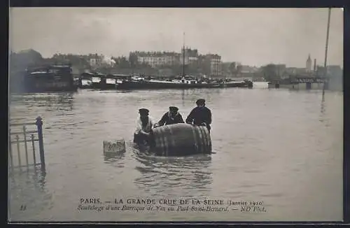 AK Paris, La Grande Crue de la Seine 1910, Sauvetage d`une barrique de vin au Port Saint-Bernard