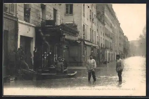 AK Paris, Le Bateau de Passage de la Rue Saint-Dominique lors des Inondations de 1910
