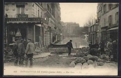 AK Paris, Inondations de janvier 1910, Rue Grès avec sacs de sable et passants