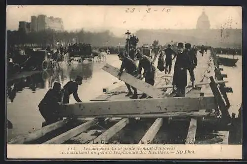AK Paris, Les sapeurs construisent un pont à l`esplanade des Invalides lors de la crue de la Seine (1910)