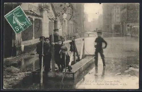 AK Levallois-Perret, Inondation de la Seine 1910, radeau Rue Raspail