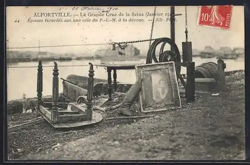 AK Alfortville, La Grande Crue de la Seine (Janvier 1910), Épaves trouvées sur une voie du P.-L.-M. de la déesse