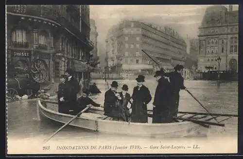 AK Paris, Inondations de 1910 à la Gare Saint-Lazare avec passagers en barque