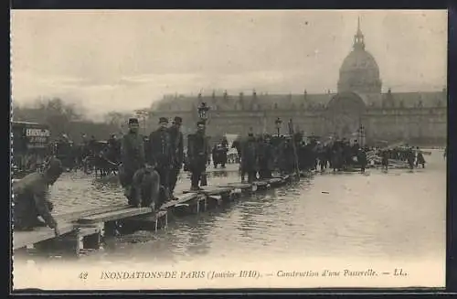 AK Paris, Construction d`une passerelle lors des inondations de janvier 1910