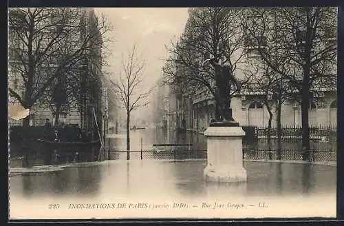 AK Paris, Inondations de 1910, Rue Jean Goujon avec statue et arbres inondés