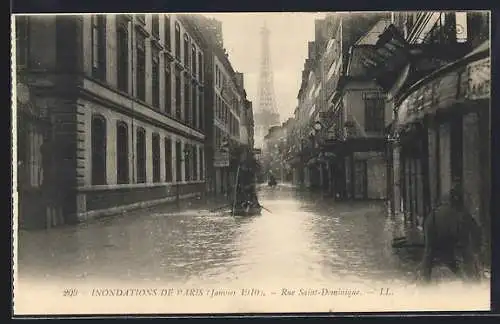 AK Paris, Inondations de janvier 1910, Rue Saint-Dominique avec vue sur la Tour Eiffel