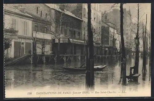 AK Paris, Inondations de janvier 1910, Rue Saint-Charles avec barque et arbres inondés