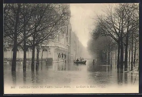 AK Paris, Inondations de 1910, Le Cours la Reine avec bateau et piétons dans l`eau