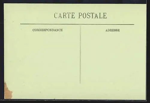 AK Paris, Inondations de 1910, Le Cours la Reine avec bateau et piétons dans l`eau