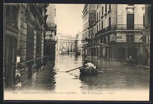 AK Paris, Inondations de 1910, Rue de Bourgogne avec barque