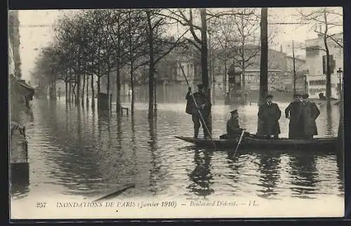 AK Paris, Inondations de 1910, Boulevard Diderot avec barque