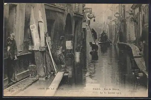 AK Paris, Crue de la Seine 1910, Rue de Bièvre inondée avec habitants et barques