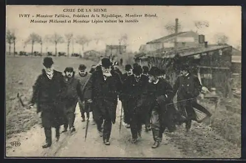AK Ivry, Crue de la Seine, visite des inondés par Monsieur Fallières et officiels