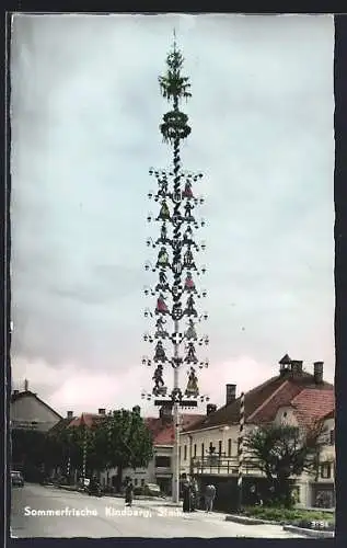 AK Kindberg /Stmk., Strassenpartie mit Gasthof und Festbaum