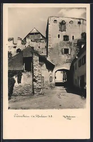AK Dürnstein i. d. Wachau, Strassenpartie mit alter Stadtmauer
