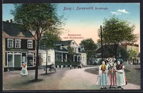 AK Burg im Spreewald, Restaurant zum Reichsadler, Frauen in Tracht