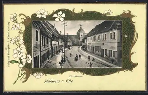 Präge-AK Mühlberg a. Elbe, Kirchstrasse mit Passanten, Blumen-Passepartout