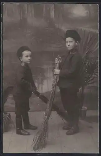 AK Kleine Schornsteinfeger mit Besen