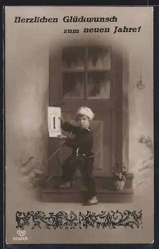 AK Kleiner Schornsteinfeger vor einer Haustür