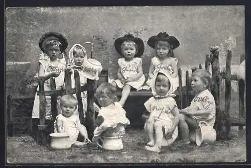 AK Eine Gruppe von Kindern auf ihren Nachttöpfen