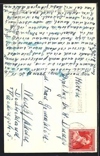 AK Bruxelles, Frau sitzt auf den Schultern ihres Geliebten und fängt mit einem Zylinder Wasser vom Manneken-Pis auf