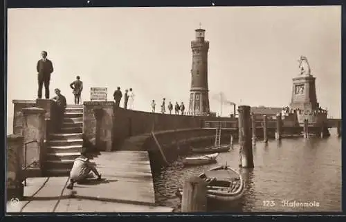 AK Lindau / Bodensee, Hafenmole, Leuchtturm am Wasser