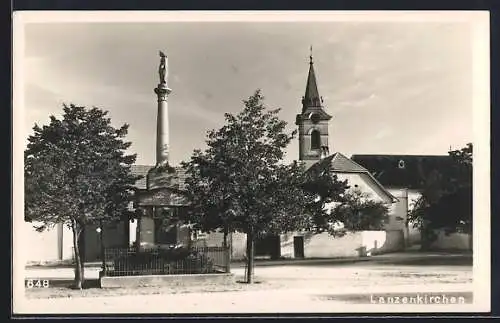 AK Lanzenkirchen, Blick auf die Kirche und ein Denkmal