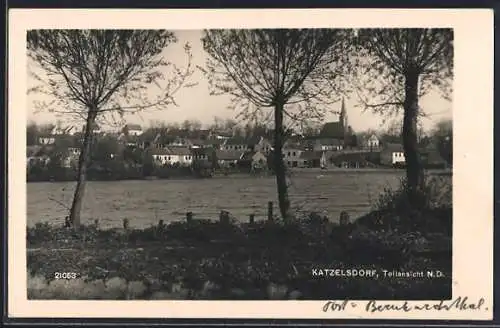 AK Katzelsdorf /N. D., Ortsansicht mit Uferpartie