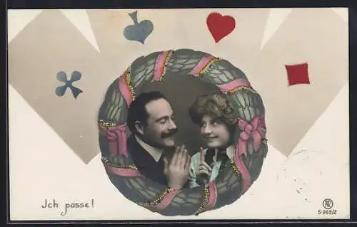 Fotomontage-AK Ich passe!, Liebespaar und Spielkarten