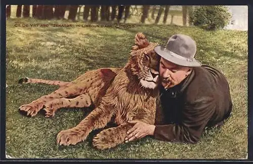 AK Dresseur kuschelt mit dem jungen Löwen Senator