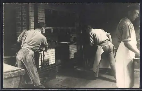 Foto-AK Drei Bäcker bei der Arbeit