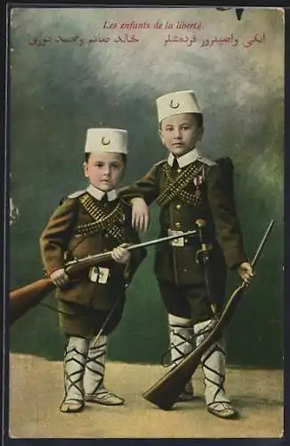 AK Zwei türkische Kinder in osmanischen Soldatenuniformen, Kinder Kriegspropaganda