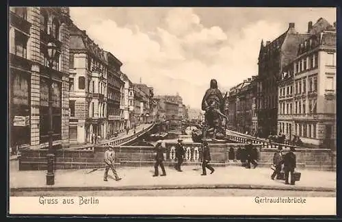 AK Berlin-Mitte, Gertraudtenbrücke mit Passanten