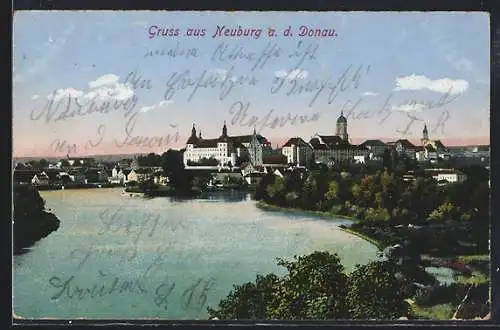 AK Neuburg a. d. Donau, Stadtpanorama mit dem Schloss über der Donau