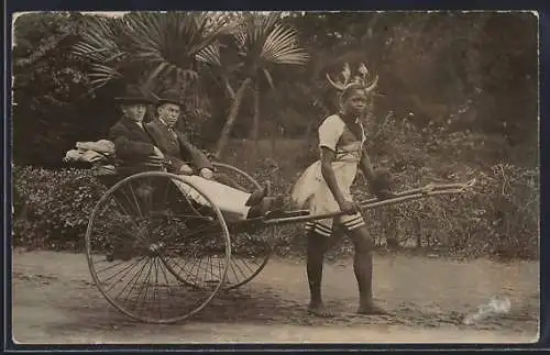 Foto-AK Indigener afrikanischer Rikscha-Fahrer zieht zwei weisse Männer