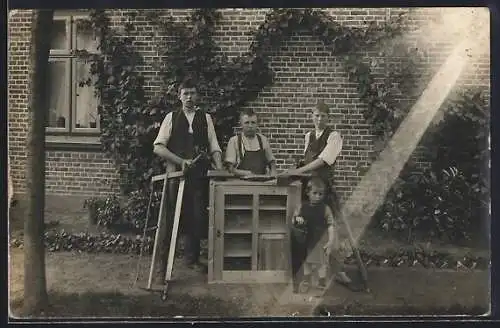 Foto-AK Tischler mit seinem drei kleinen Brüdern beim Bau eines Wandschrankes