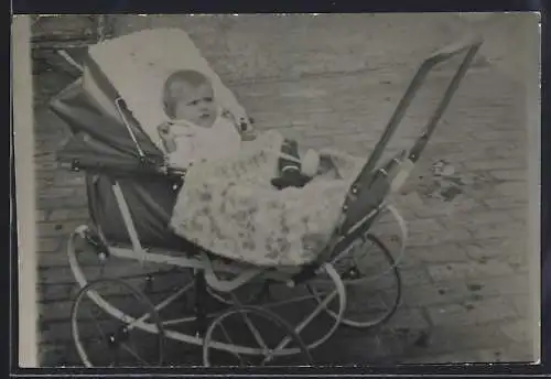 Foto-AK Die kleine Erika Baumbach im Kinderwagen