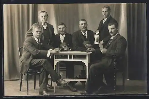 Foto-AK Sechs Männer in Anzügen beim Kartenspiel