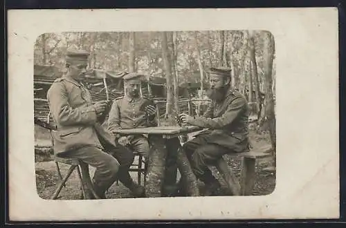 Foto-AK Drei Soldaten in Uniform beim Kartenspiel